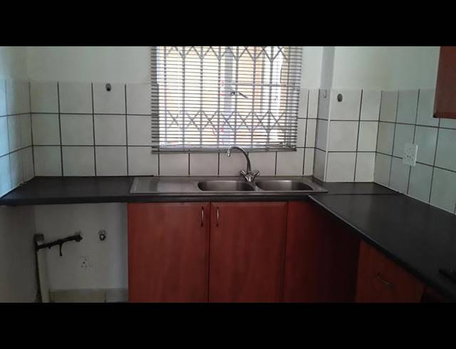 2 BEDROOM APARTMENT FOR SALE IN ROOIHUISKRAAL NORTH